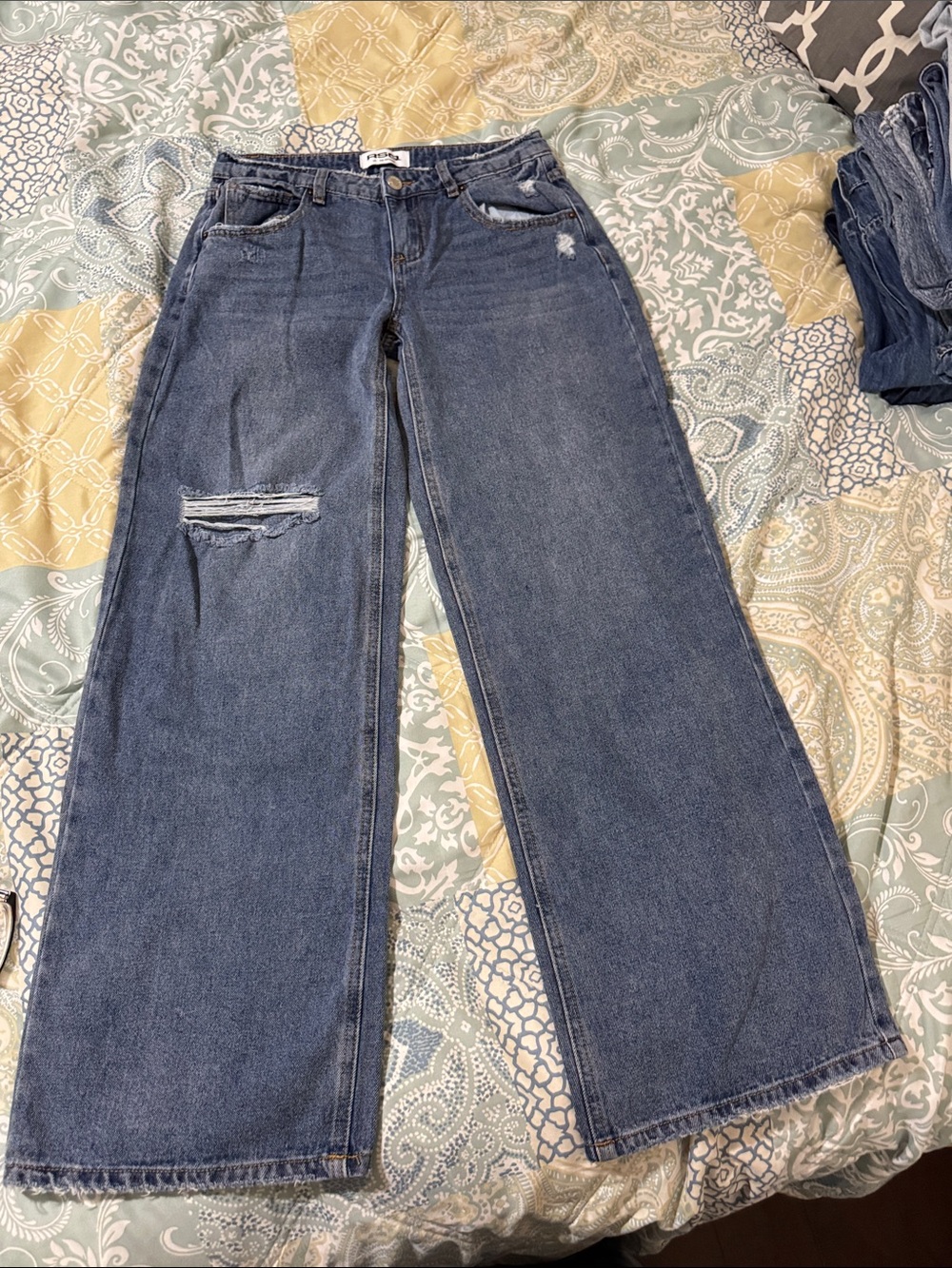 RSQ Womens Low Rise Baggy Jeans
MEDIUM WASH Size: 24, used excellent condition
